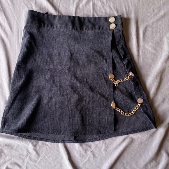Black skirt with gold chain accessories - Picture 1 of 2